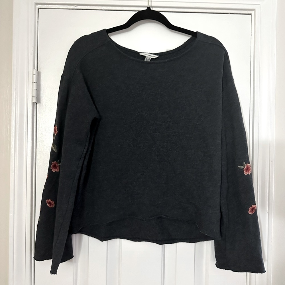 American Eagle AE High Low Boxy Floral Long Sleeved Shirt/Sweatshirt - Small - Picture 2 of 5